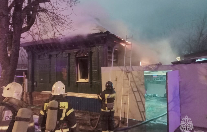Из пожара в жилом доме в Туле на улице Осташева спасли человека