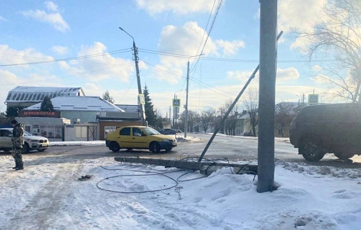 Мусоровоз задел провода и сбил столб на улице Кутузова в Туле