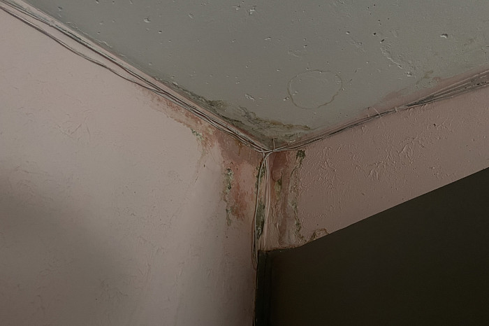 Дождь в квартире: в МКД Скуратово протекает крыша, а УК просит никому не говорить об этом