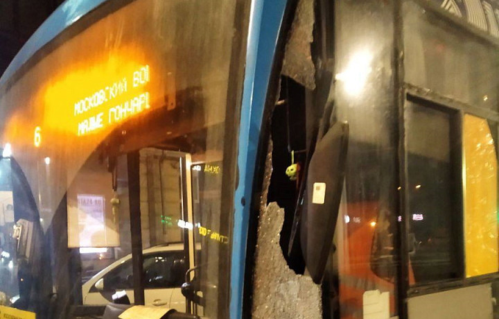 В Туле неизвестный разбил стекло в троллейбусе и задержал транспорт