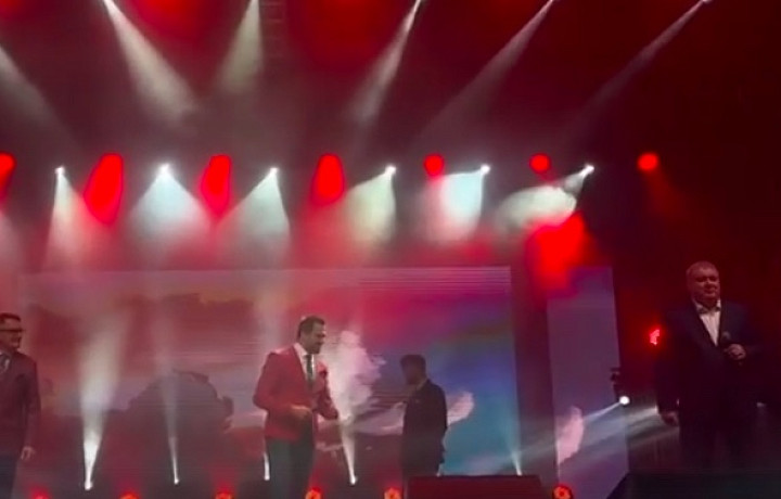 Глава администрации Тулы спел на сцене вместе с группой ViVa