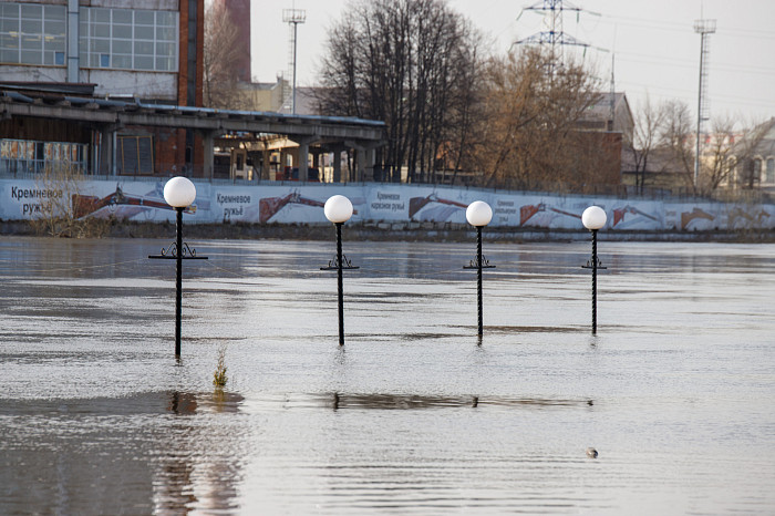 Заплыв у детского городка, затопленное кафе и завораживающая водная гладь: фоторепортаж с набережной в центре Тулы
