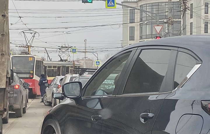 На Демидовской плотине в Туле два трамвая перекрыли движение транспорта, спровоцировав пробку