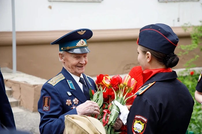 Тульские кадеты и студенты поздравили ветерана Великой Отечественной войны с наступающим Днем Победы
