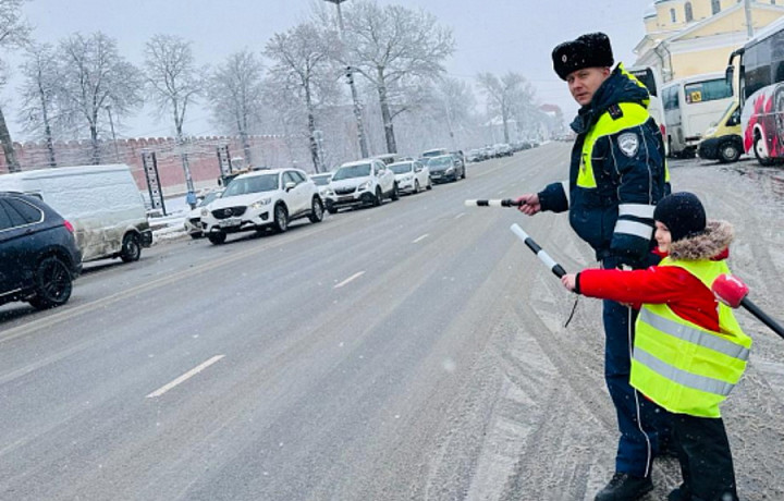 Инспекторы ГИБДД в Туле исполнили мечту пятилетнего мальчика