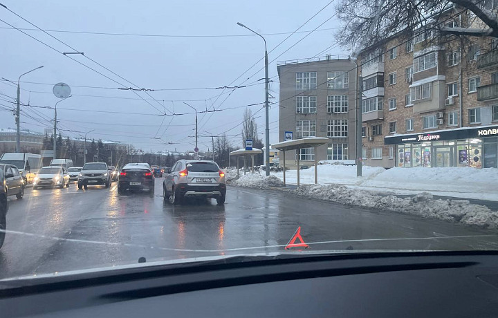 Проспект Ленина встал в пробке из-за ДТП с "Ладой"
