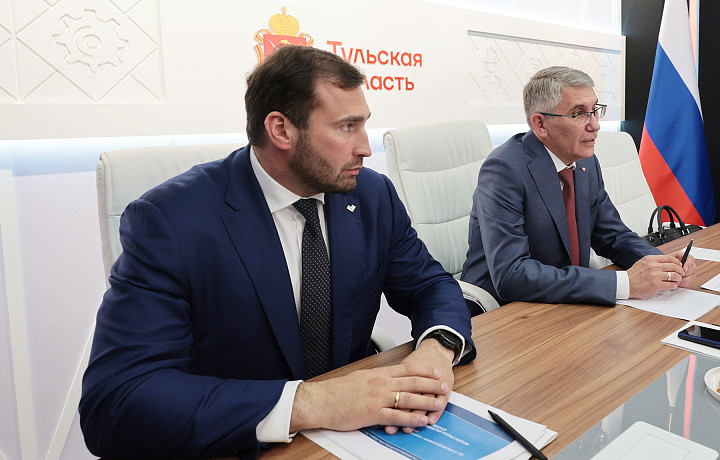 Миляев и Пантелеев на ПМЭФ приехали с сердечками на костюмах