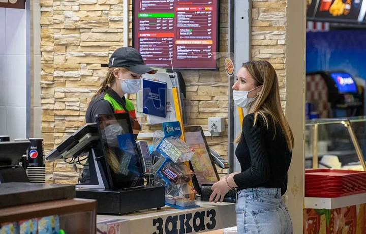 Тульский Роспотребнадзор рекомендует носить маски сотрудникам организаций общепита и торговли