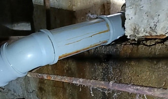 На улице Приупской в Туле годами затапливает подвал: после жалоб трубу поменяли, но ничего не изменилось