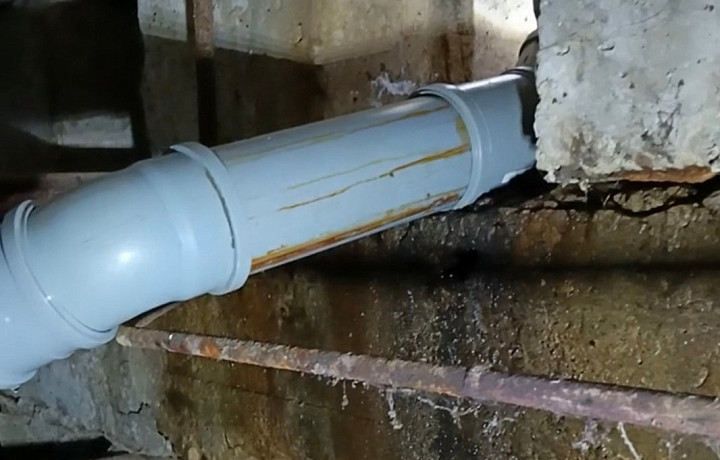 На улице Приупской в Туле годами затапливает подвал: после жалоб трубу поменяли, но ничего не изменилось