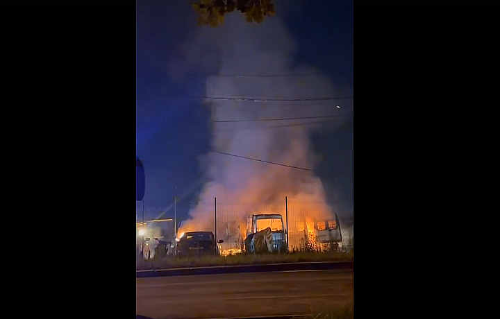 В тульском микрорайоне Левобережный ночью загорелись несколько машин