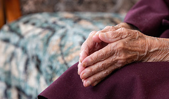 Мелкая моторика и избавление от стресса: психолог рассказал, как снизить риск развития деменции в старости