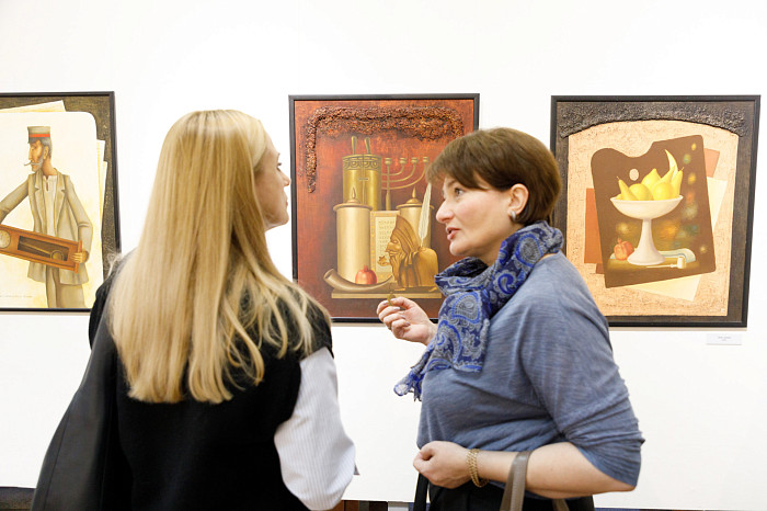 Таинственные маски и средневековые мотивы: в Туле открылась выставка художника Александра Майорова