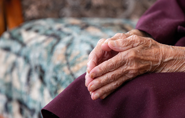 Мелкая моторика и избавление от стресса: психолог рассказал, как снизить риск развития деменции в старости