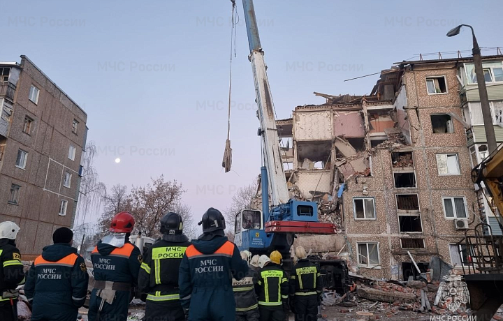 Поисково-спасательные работы в Ефремове после взрыва газа в жилом доме продолжались всю ночь