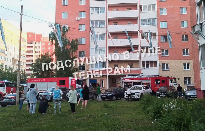 В многоэтажке на улице Замочной в Туле загорелась квартира