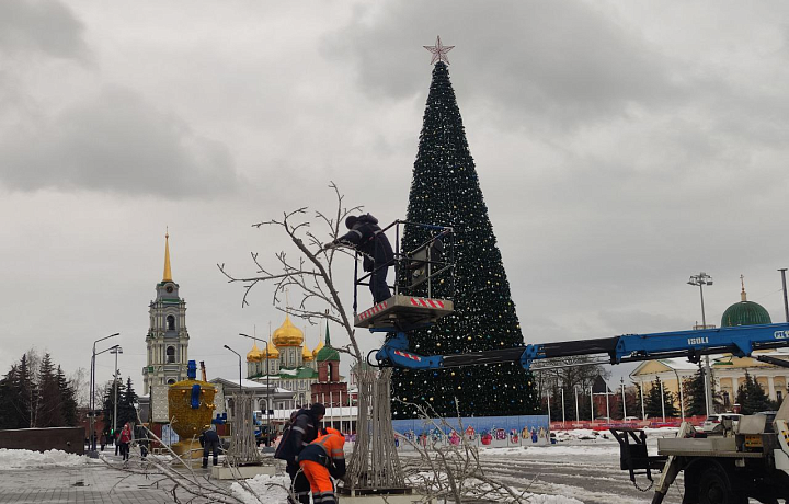 На площади Ленина в Туле установили новогоднюю елку