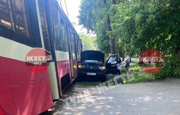 Трамвай и «Нива» устроили ДТП на улице Фридриха Энгельса в Туле