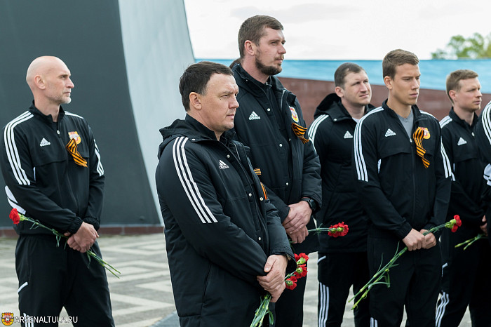 Футболисты «Арсенала» и волейболистки «Тулицы-2» возложили цветы к мемориалу «Защитникам неба Отечества»