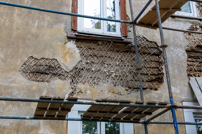 «Все это рухнет людям на голову»: Почему 70-летний разваливающийся деревянный дом по улице Шухова в Туле до сих пор не могут признать аварийным