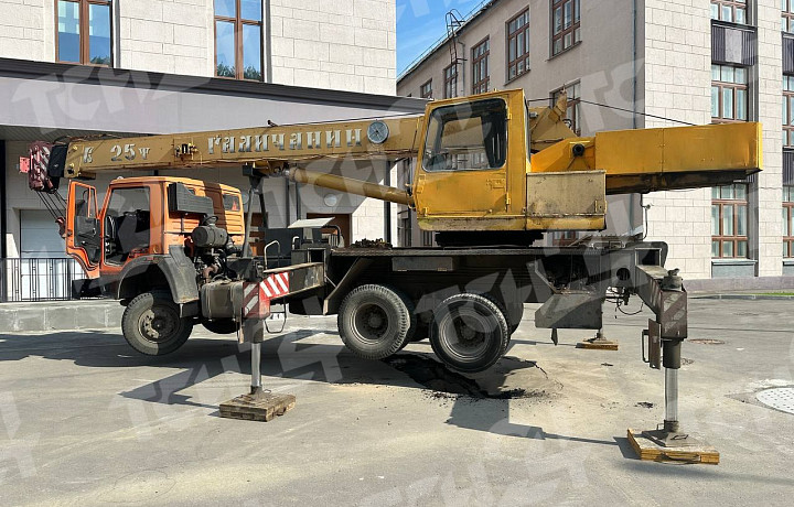 На улице Фридриха Энгельса кран проломил асфальт и встал на опоры, чтоб не провалиться в яму