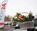 Сто букетов тюльпанов: тульских автоледи поздравили с наступающим 8 марта
