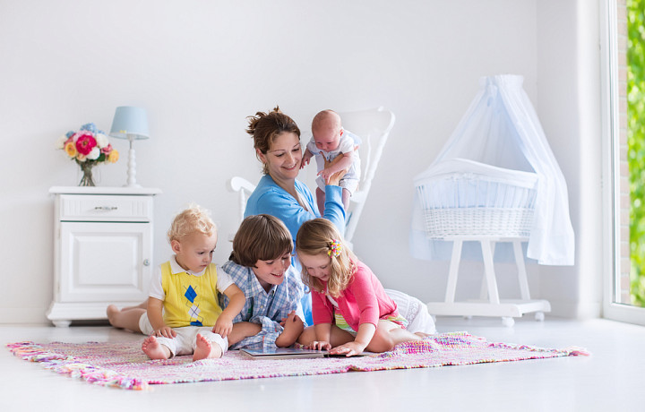 В российских учебных заведениях могут начать обучать профессии «няня»