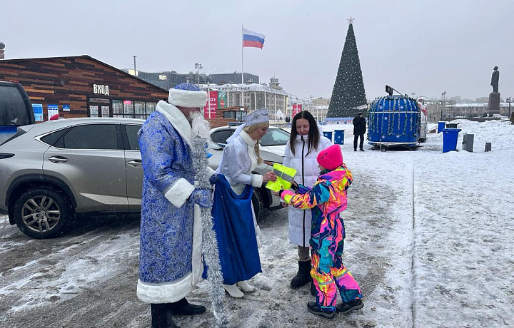 Тульские сотрудники ГИБДД провели акцию "Полицейский Дед Мороз"
