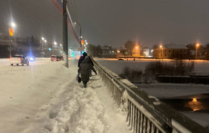 Из-за мощного снегопада некоторые туляки решили наматывать километры до работы пешком