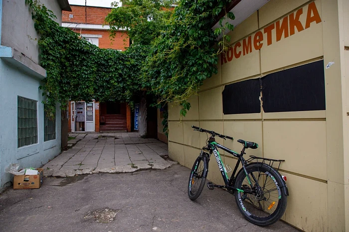 Пустеющая улица Пирогова в Туле: работа без вывесок и патрули ГИБДД