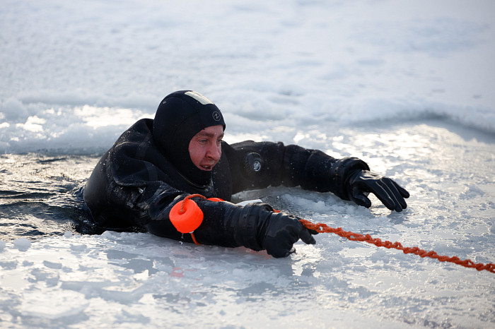 Тульские спасатели провели тренировку по спасению людей из водоемов