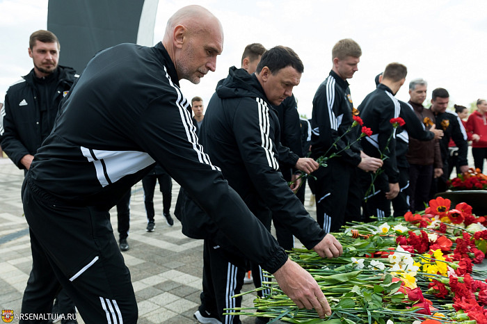 Футболисты «Арсенала» и волейболистки «Тулицы-2» возложили цветы к мемориалу «Защитникам неба Отечества»