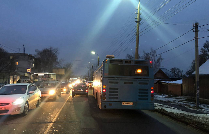 На улице Кутузова в Туле произошло ДТП с участием автобуса и легковушки