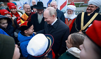 Сын бойца СВО из Тульской области пообщался с президентом Путиным на Красной площади