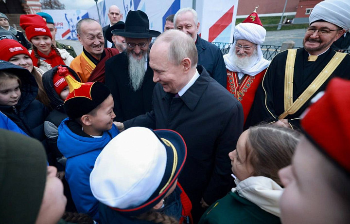 Сын бойца СВО из Тульской области пообщался с президентом Путиным на Красной площади