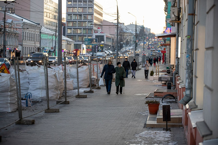 У центра «Родина» на проспекте Ленина в Туле начали устанавливать модули для деревьев