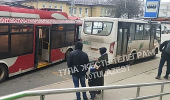Два автобуса устроили ДТП на улице Максима Горького в Туле