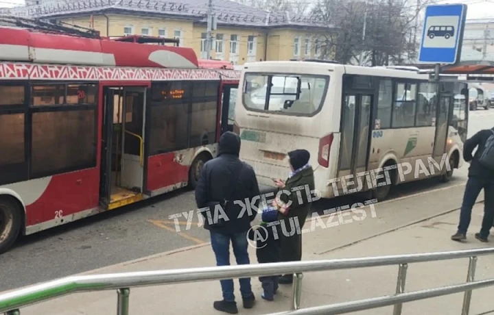 Два автобуса устроили ДТП на улице Максима Горького в Туле