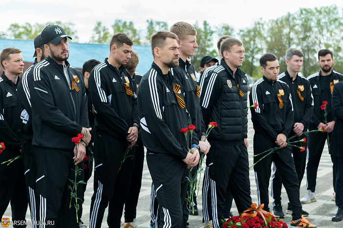 Футболисты «Арсенала» и волейболистки «Тулицы-2» возложили цветы к мемориалу «Защитникам неба Отечества»