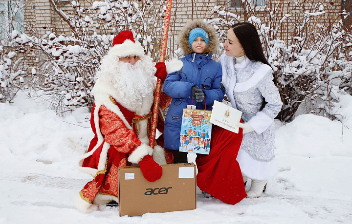 Алексей Дюмин передал новогодние подарки пяти нуждающимся семьям Тульской области