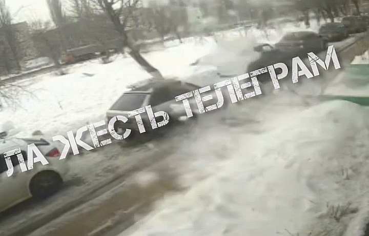 В Ефремове снег, упавший с крыши, повредил припаркованный автомобиль