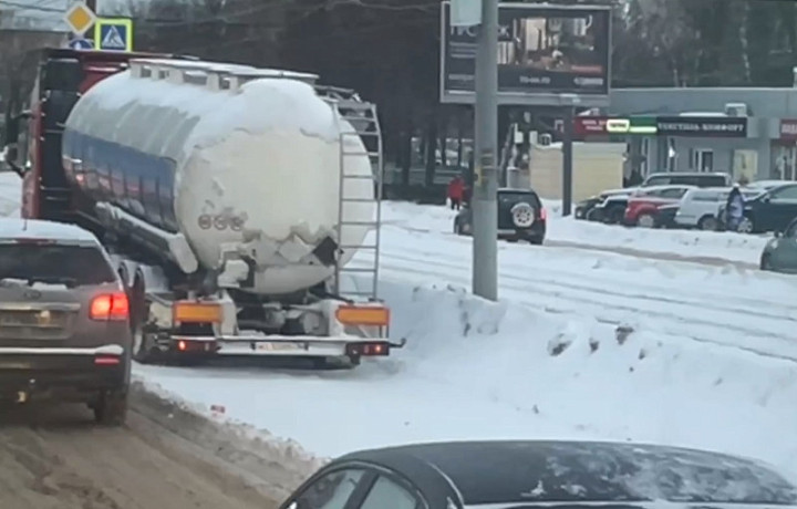 На проспекте Ленина в Туле собралась пробка из-за сломанной цистерны