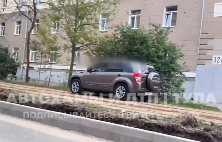 В Туле водитель ﻿Suzuki проехался по трамвайным путям при свободной дороге