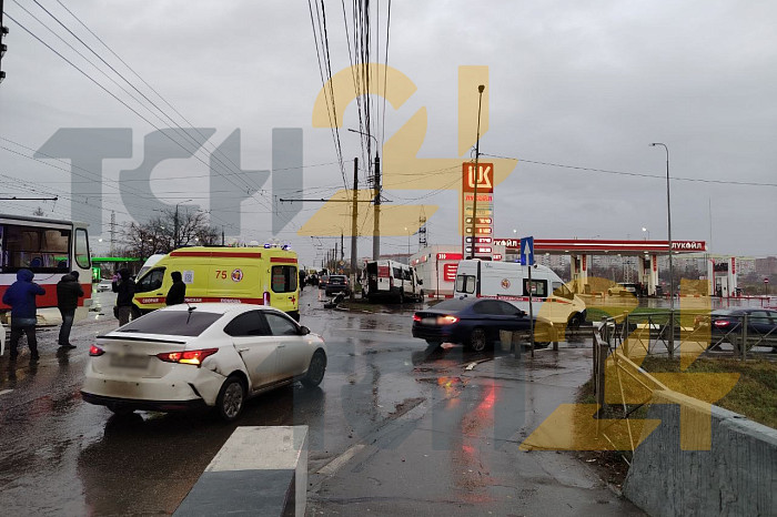 Опубликованы фото с места массового ДТП на Пролетарском мосту в Туле