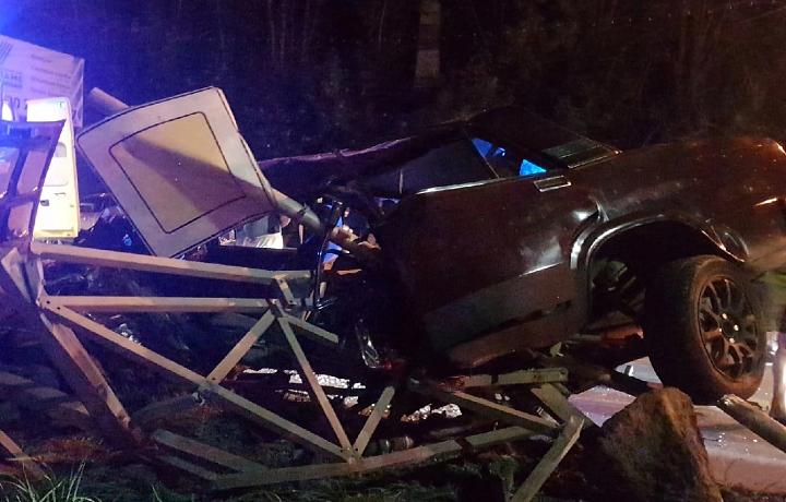 В Новомосковске легковой автомобиль едва не разорвало на две части после ДТП