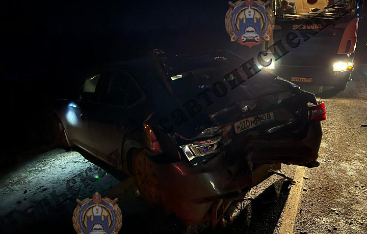 Тягач с полуприцепом врезался в "Шкоду" на трассе в Веневском районе