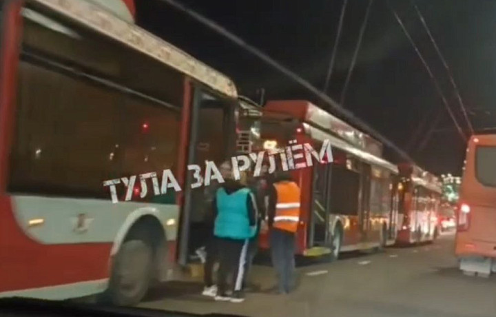 Троллейбусы встали на Зареченском мосту в Туле
