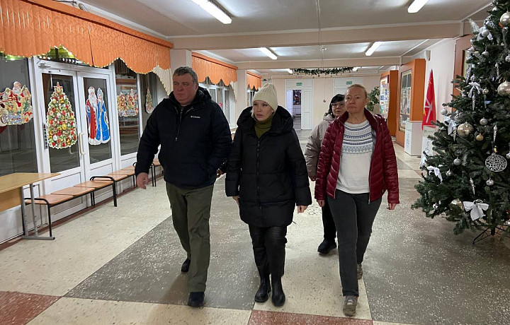 Глава Тулы посетил пункт временного размещения для эвакуированных с улицы Свободы жителей