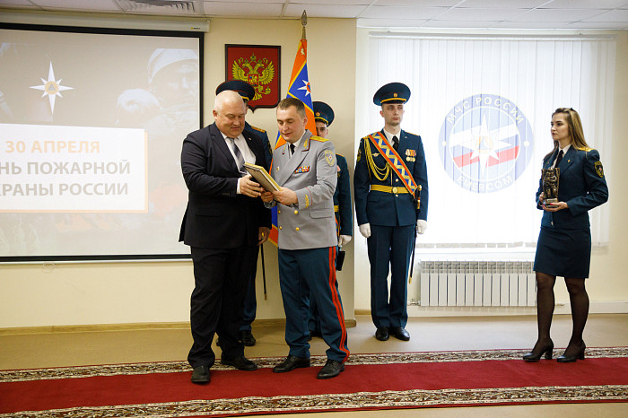 Глава тульского МЧС поздравил спасателей с Днем пожарной охраны