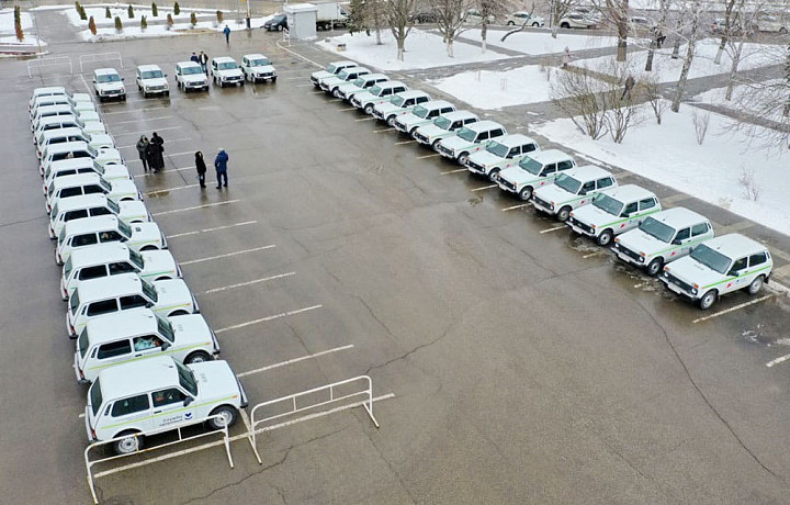 Алексей Дюмин передал автомобили медучреждениям Тульской области